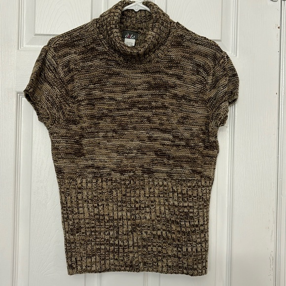 Short sleeve knitted L sweater
96% acrylic 4% other fibers - Picture 1 of 5